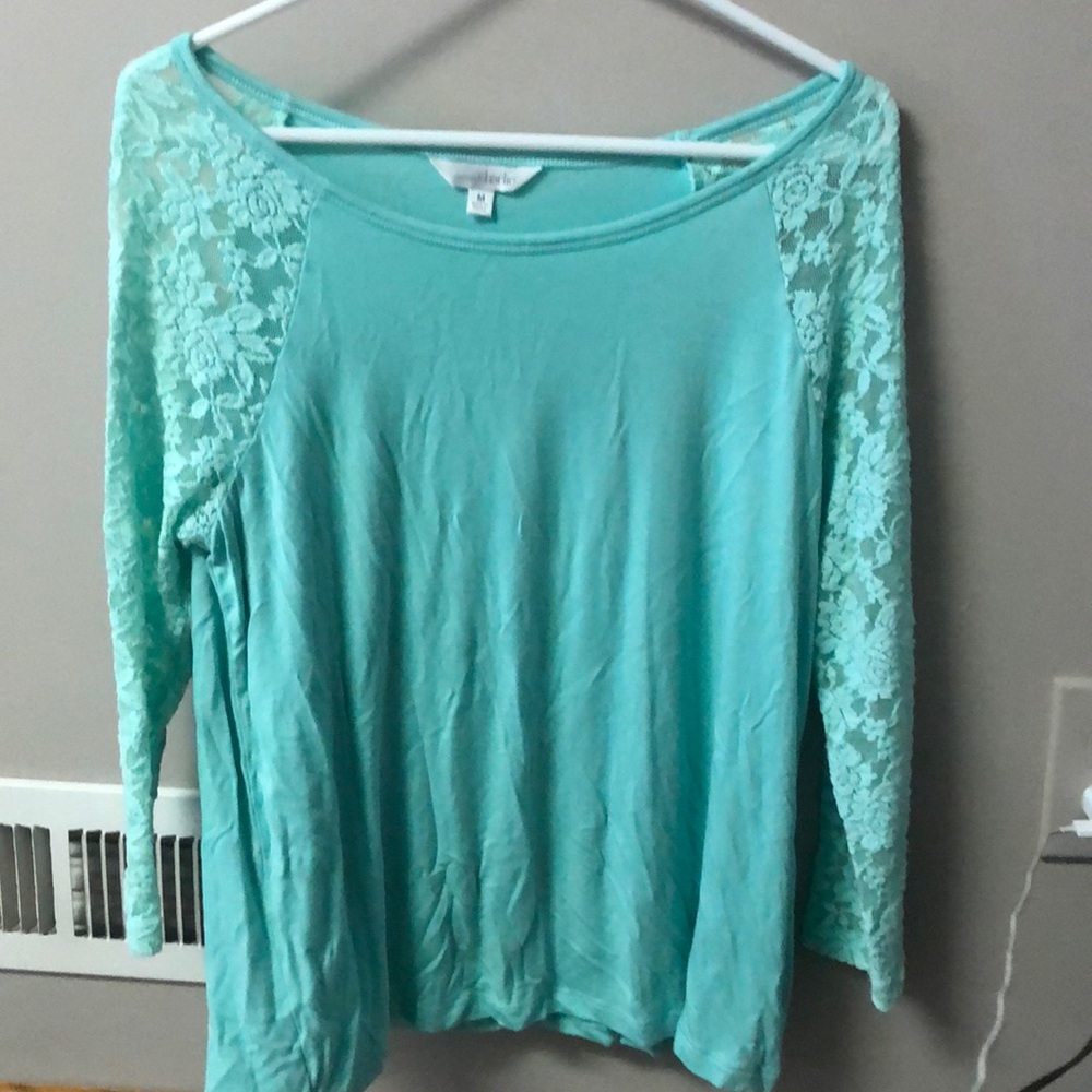 Teal T-shirt with lace sleeves